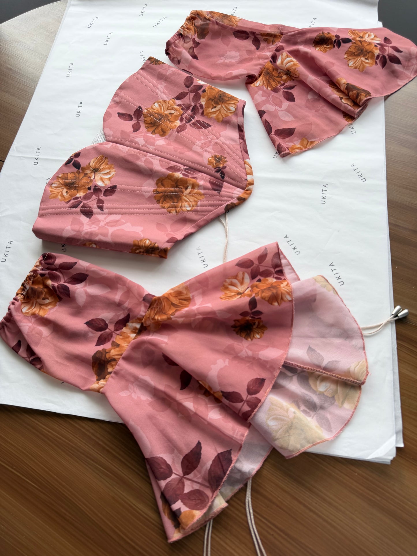 CORSETTO CON MANICHE - U K I T A